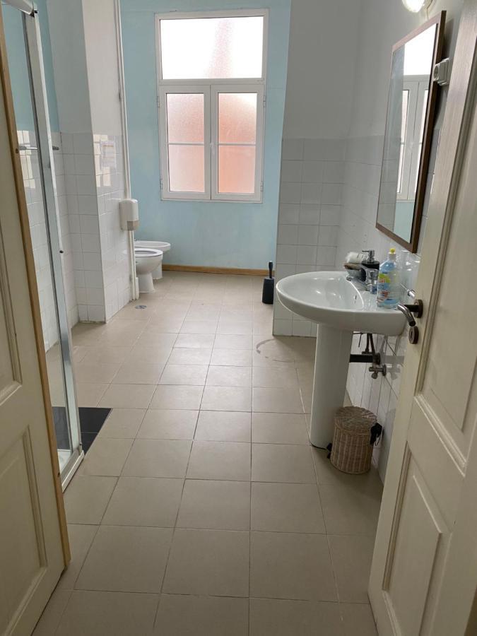 Relax Chiado 3 - Cute Little Double With Shared Bathroom Gasthof *